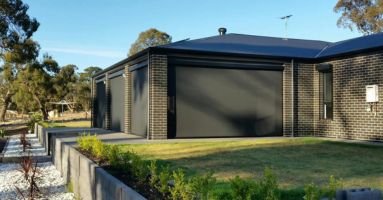 Heat-resistant outdoor blinds