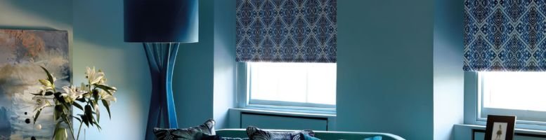 Room-darkening blackout blinds
