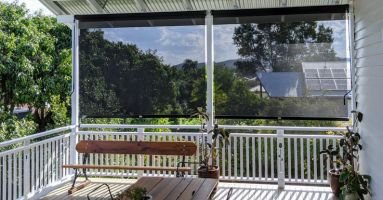 Sun-blocking outdoor blinds